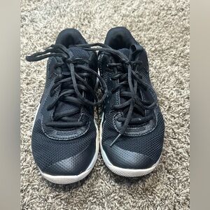 Boys Under Armour Kids Black Sneakers size 2Y